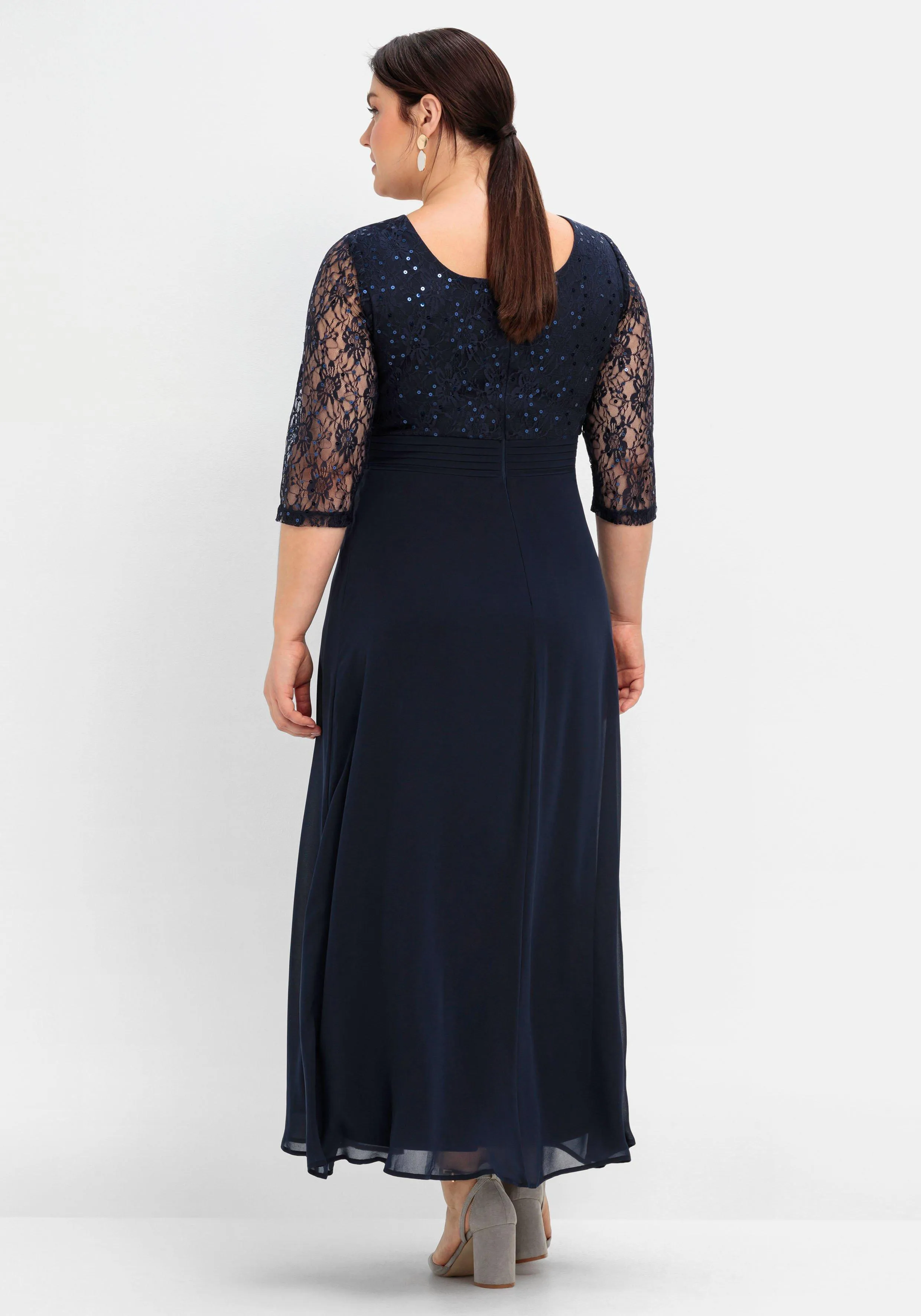 Abendkleid mit floraler Spitze